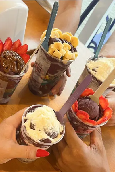 Amigos brindando com copos de sorvete